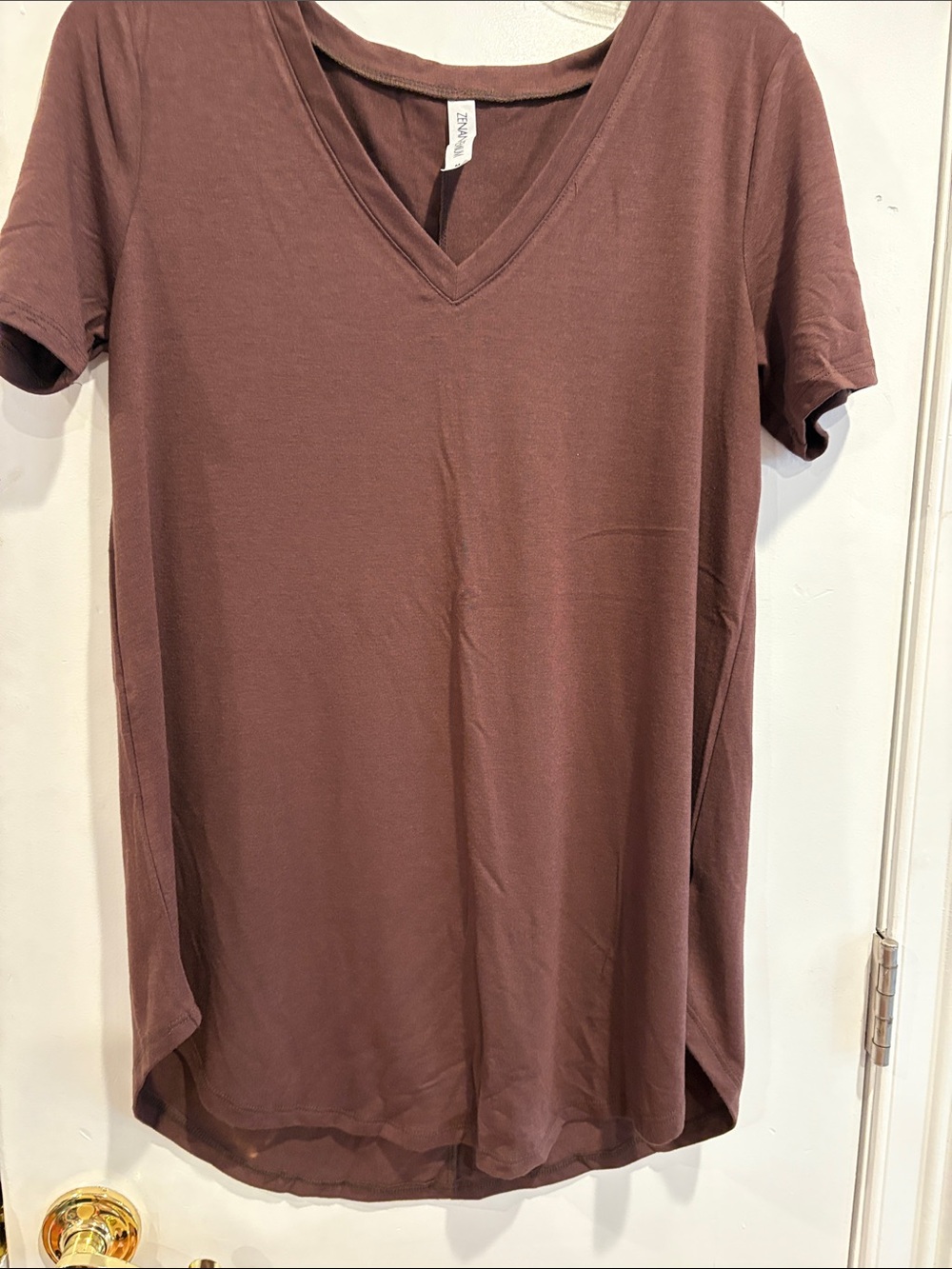 Zenana Outfitters V-Neck Short Sleeve Tee in Brown. Size Medium